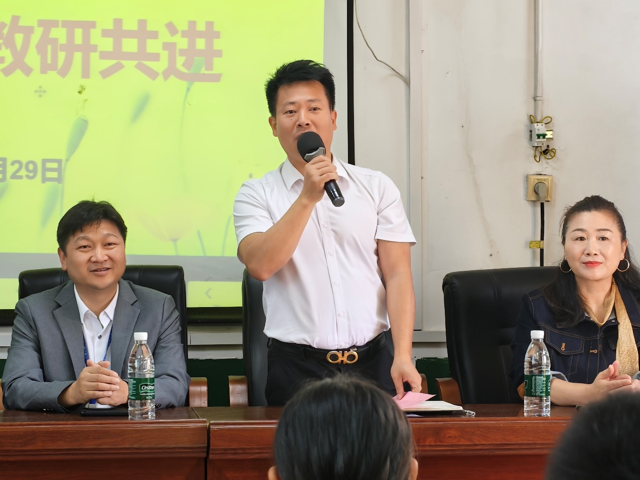 城鄉(xiāng)攜手共育桃李 校際送教同譜新篇