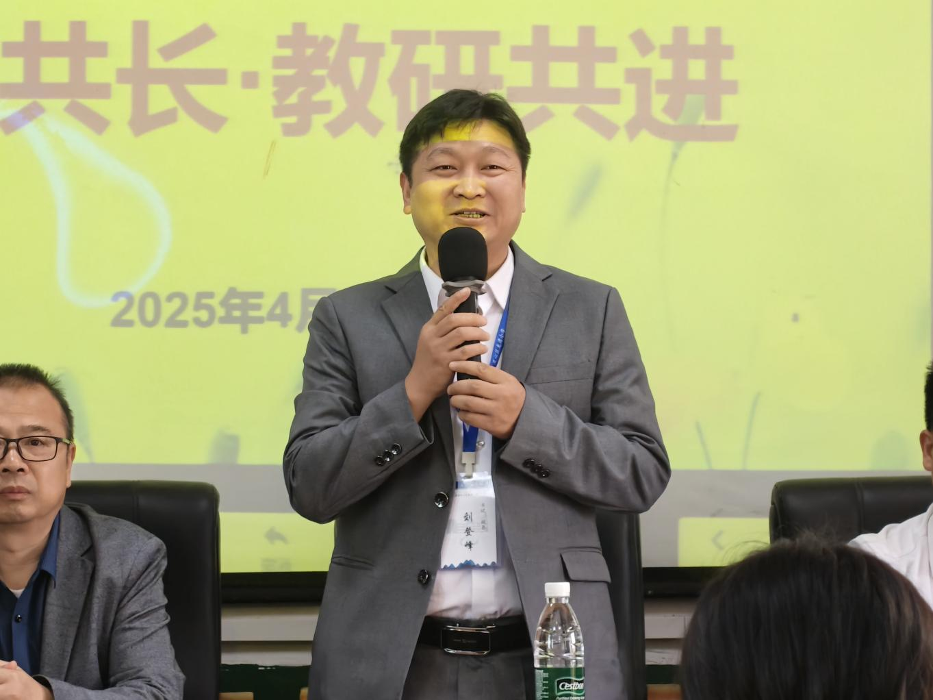 城鄉(xiāng)攜手共育桃李 校際送教同譜新篇