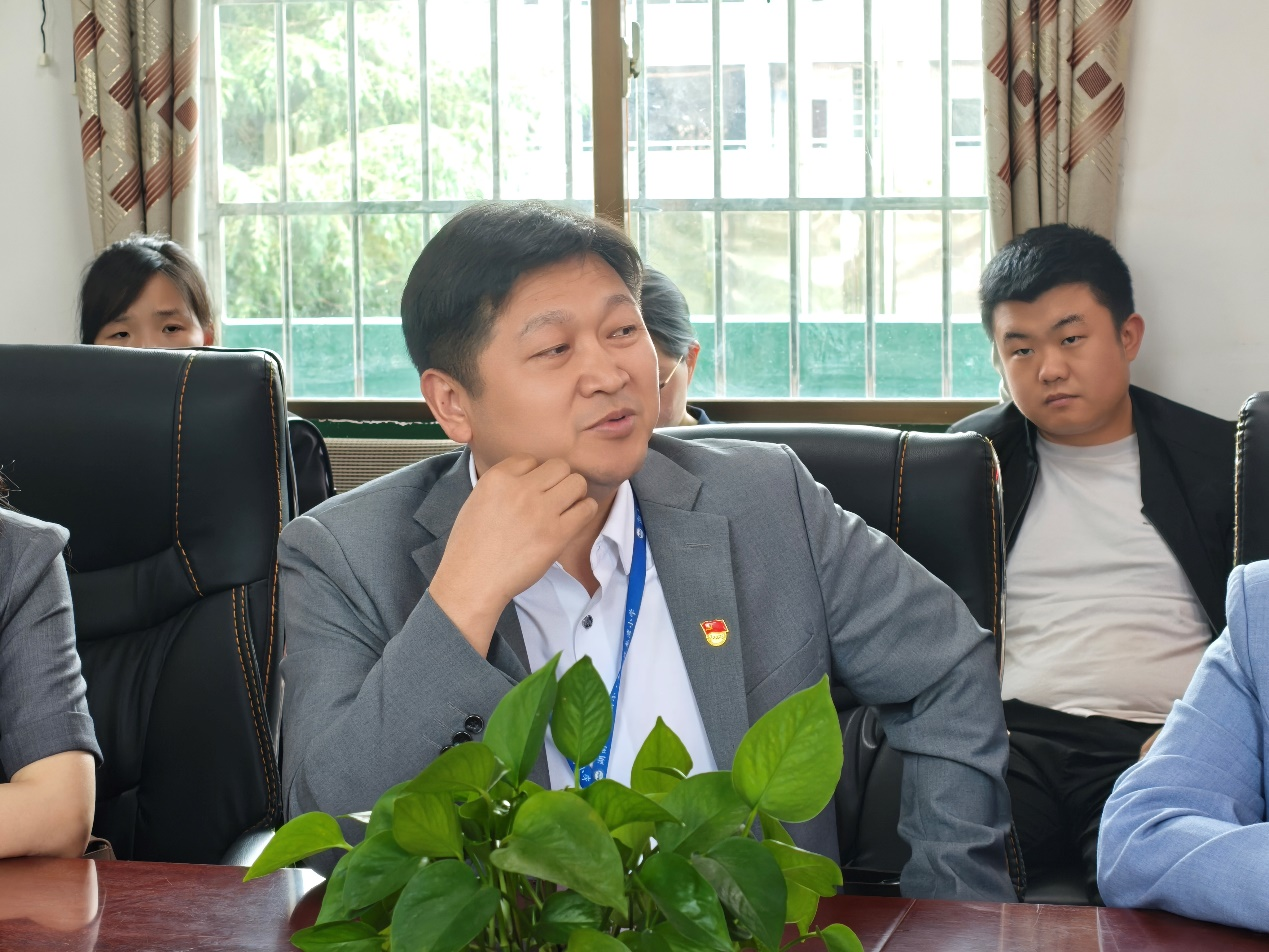 城鄉(xiāng)攜手共育桃李 校際送教同譜新篇