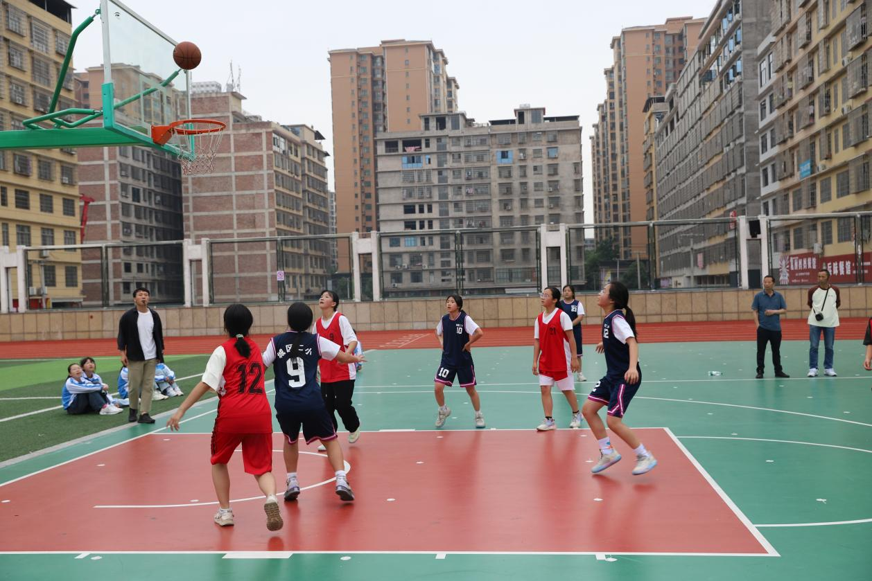 熱血燃球場(chǎng)，雙冠耀校園——城區(qū)二小男、女籃球隊(duì)勇奪冠軍