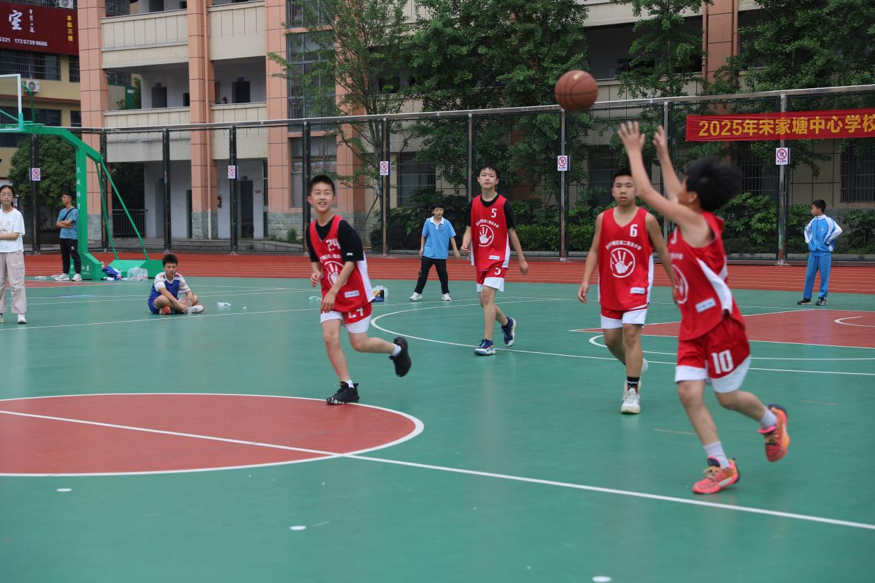 熱血燃球場(chǎng)，雙冠耀校園——城區(qū)二小男、女籃球隊(duì)勇奪冠軍