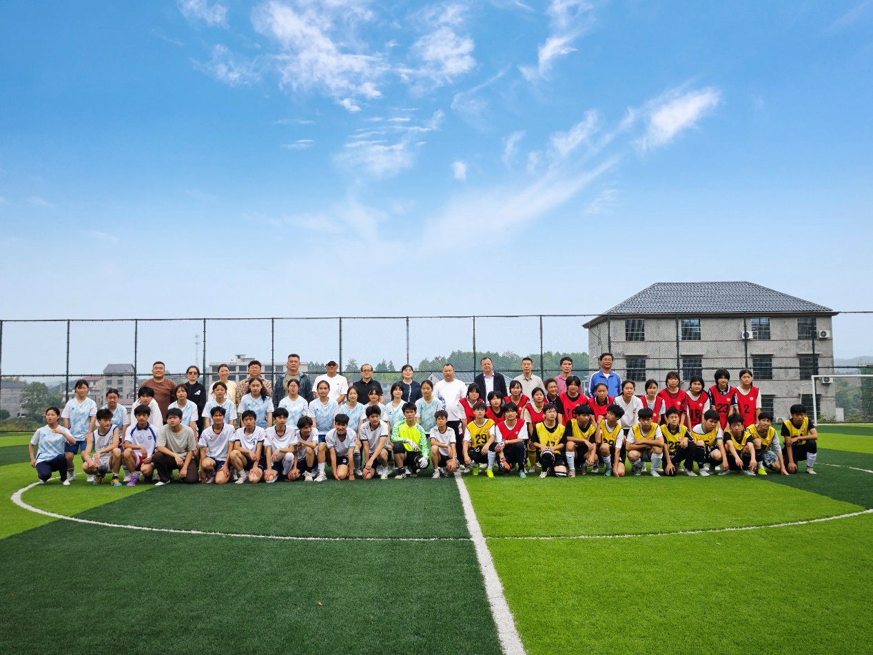 綠茵場上展風(fēng)采，足球聯(lián)誼共成長