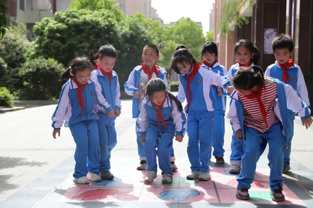 課間15分鐘，邵東市二小娃在玩什么？