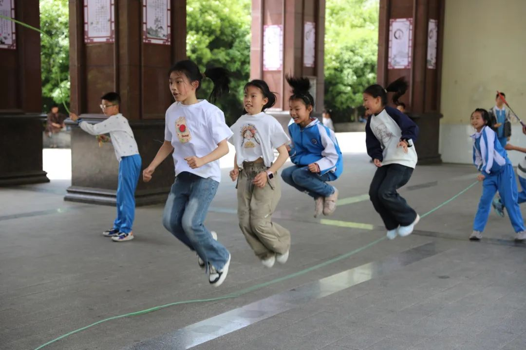 課間15分鐘，邵東市二小娃在玩什么？