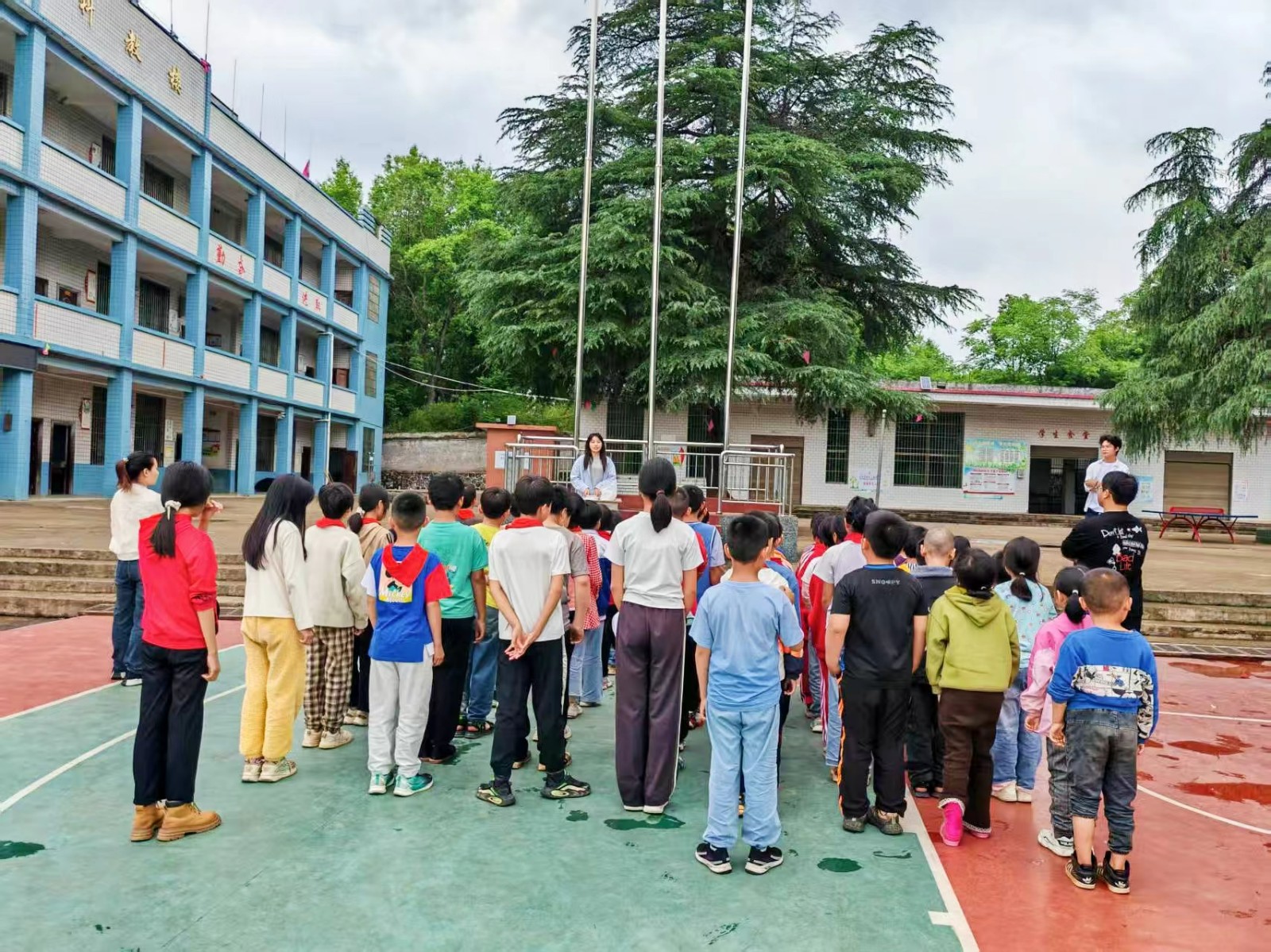 下花橋鎮(zhèn)五里學(xué)校舉行期中表彰暨防溺水安全大會