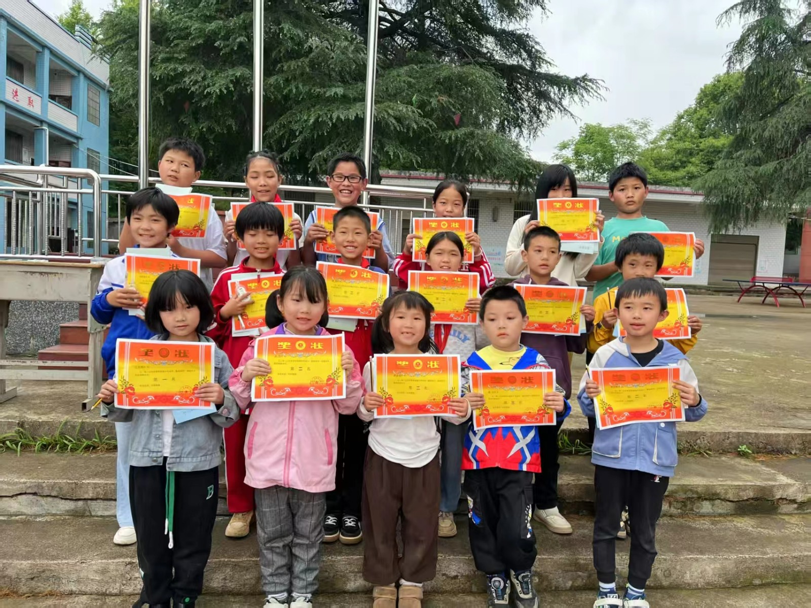 下花橋鎮(zhèn)五里學(xué)校舉行期中表彰暨防溺水安全大會