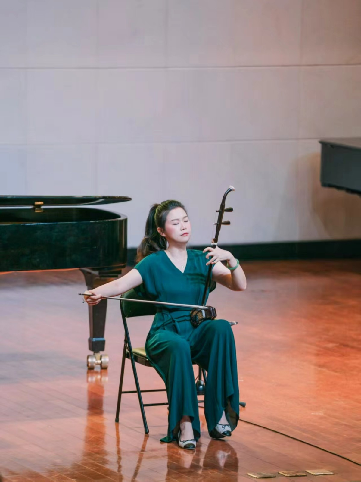 弦上交響：胡柳二胡演奏的多維美學(xué)解構(gòu)與哲學(xué)思辨