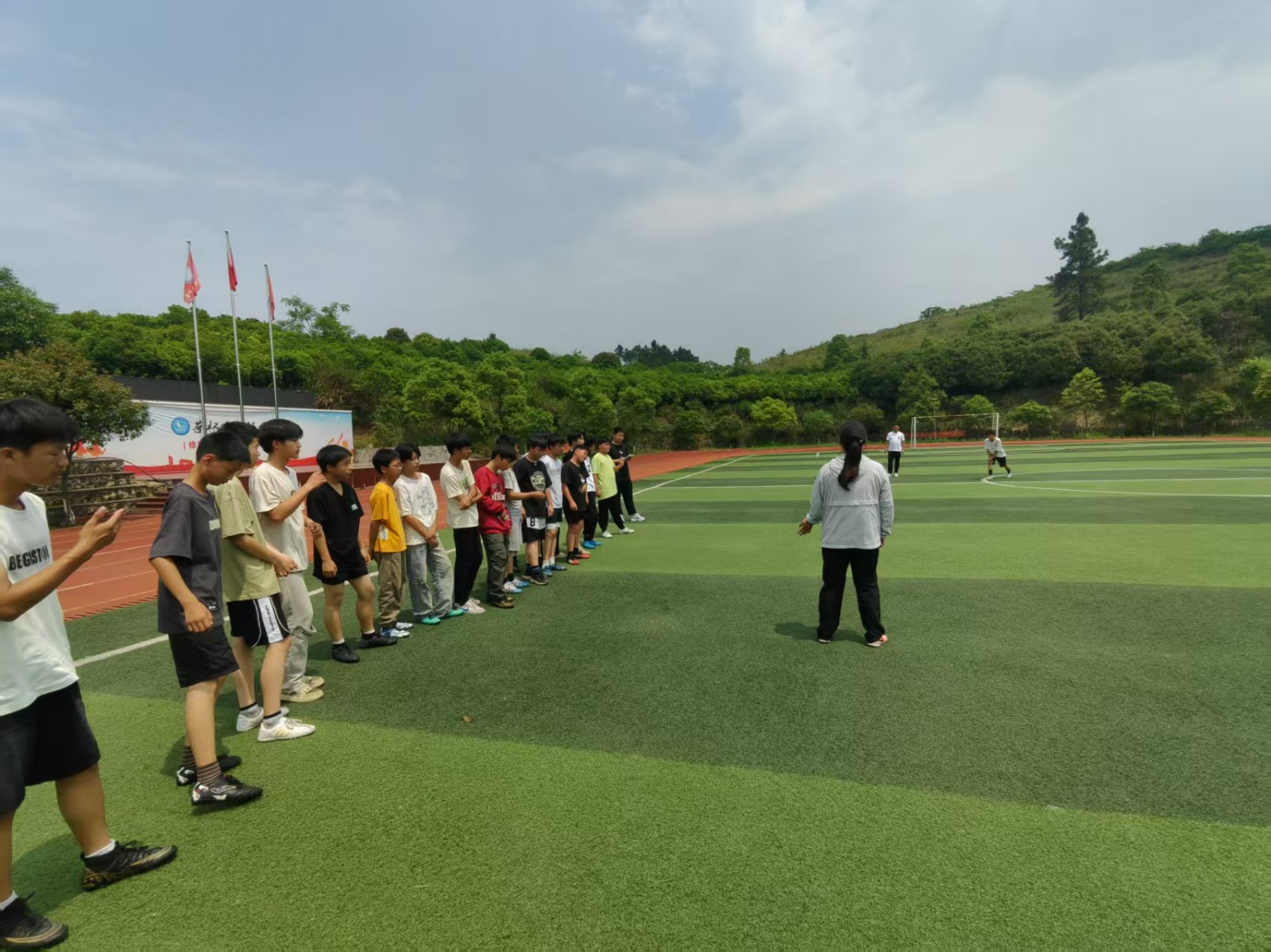 縣教育局領(lǐng)導(dǎo)、縣七中書記一行蒞臨蔡橋鄉(xiāng)中學(xué)開展足球送教