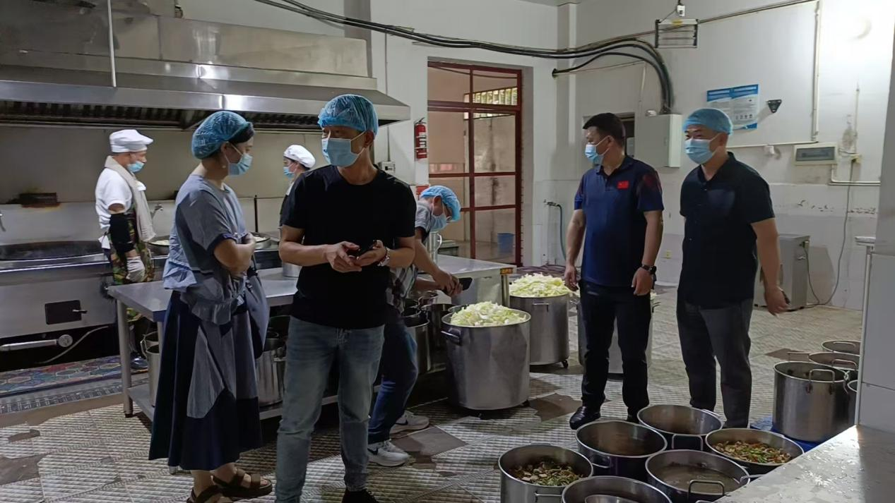 督查校園食品安全 護航學生營養(yǎng)健康