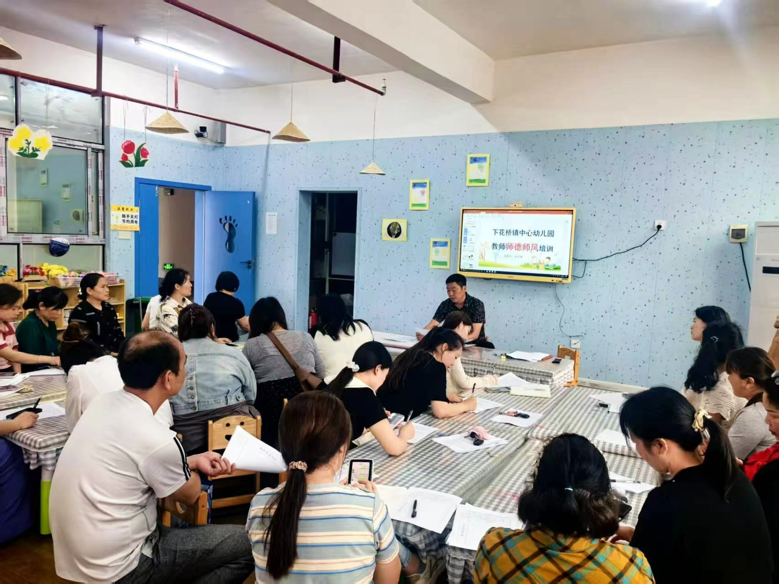 筑牢師德底線 弘揚師風正氣