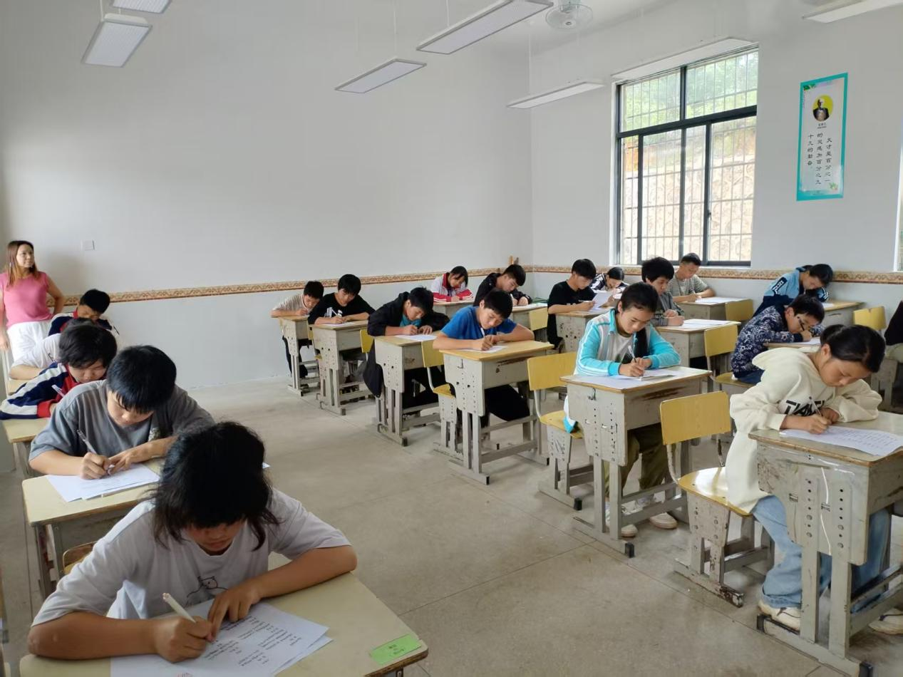 詩韻悠揚滿校園 師生共書翰墨香