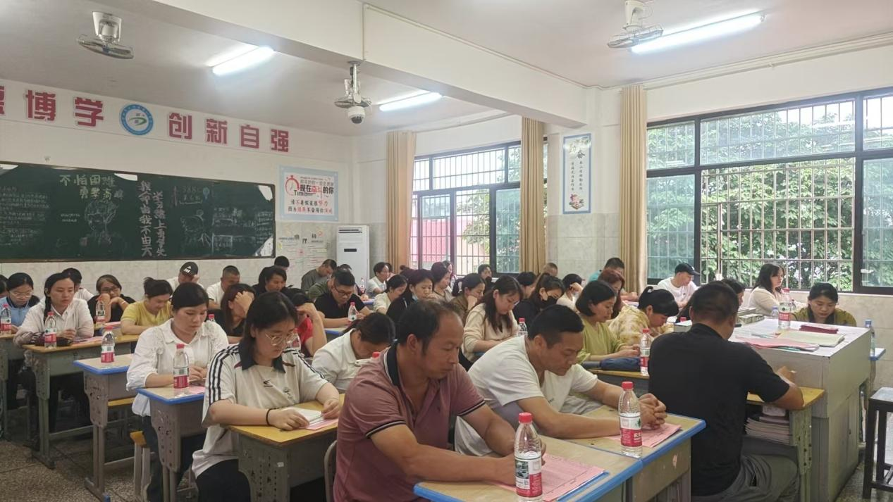 家校共育謀發(fā)展 政策領(lǐng)航向未來(lái)