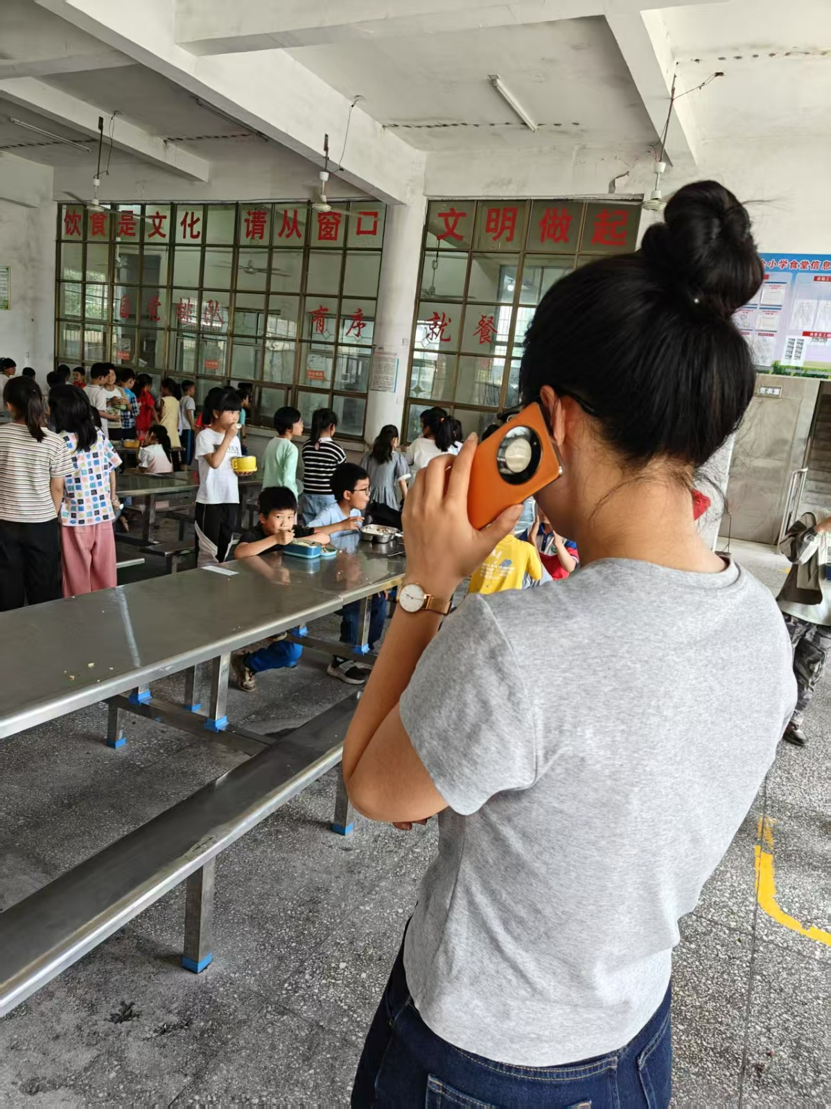 金稱市鎮(zhèn)中心完小開展食品安全應(yīng)急演練