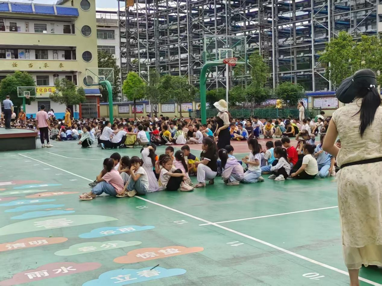 藕塘小學組織全校師生進行安全疏散應急演練