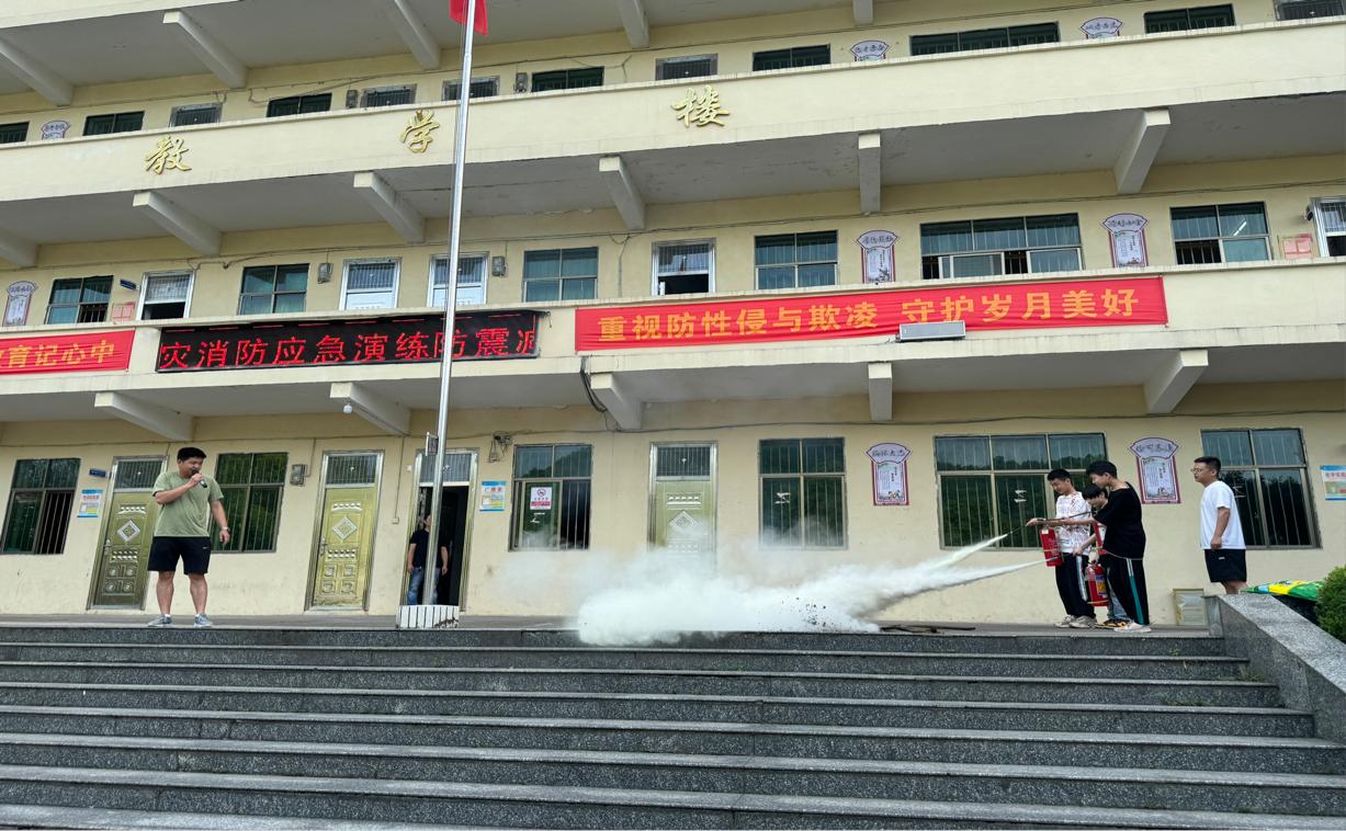 小溪市鎮(zhèn)中學(xué)開展防災(zāi)減災(zāi)應(yīng)急演練 筑牢校園安全防線