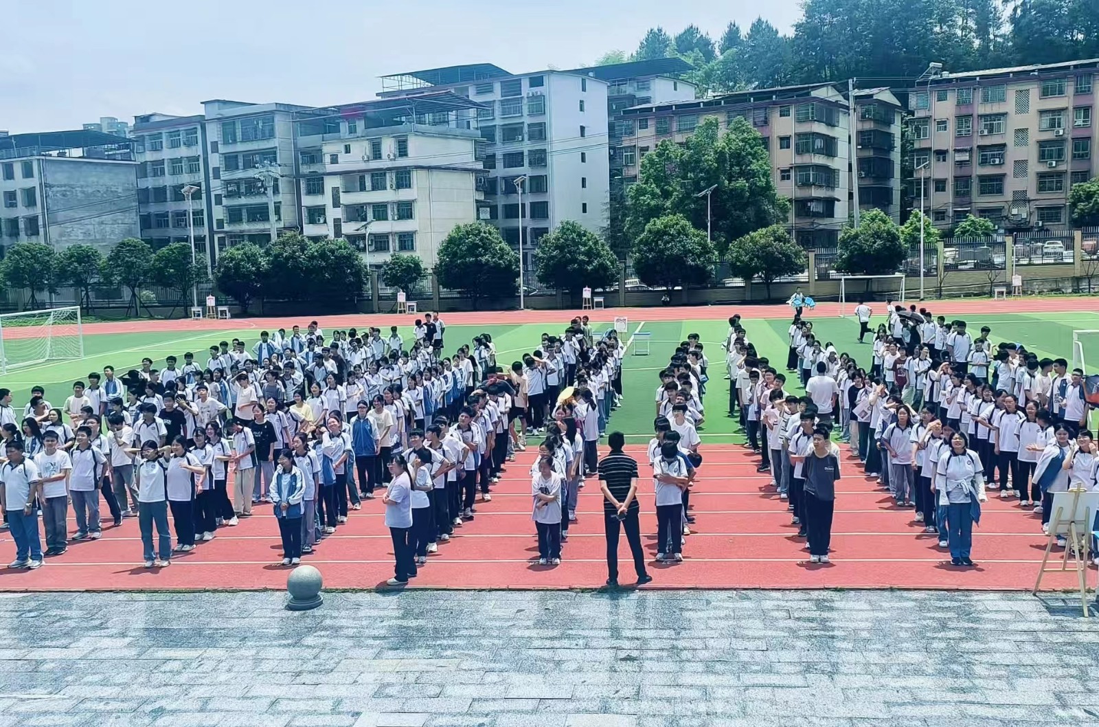 塘渡口中學(xué)開展“自‘游’成長、馭光而上”九年級中考釋壓活動