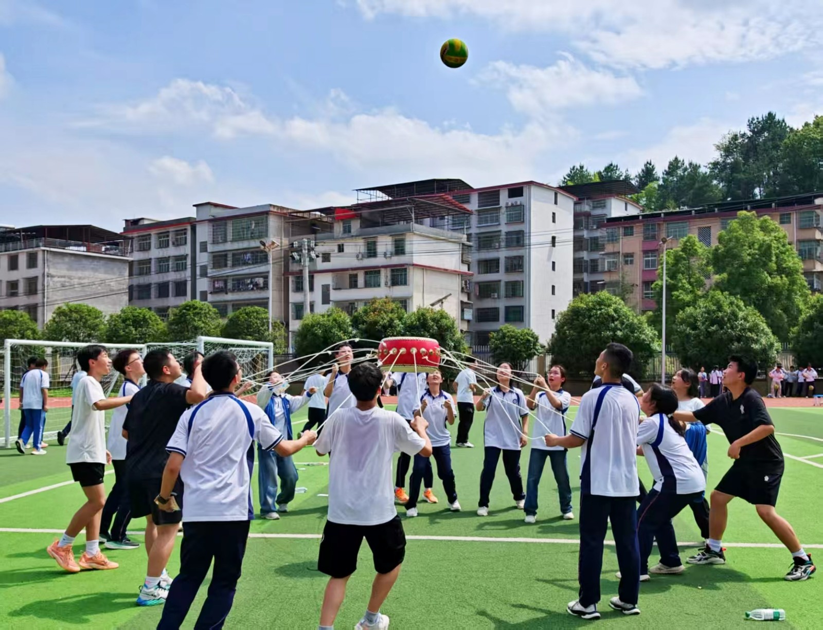 塘渡口中學(xué)開展“自‘游’成長、馭光而上”九年級中考釋壓活動