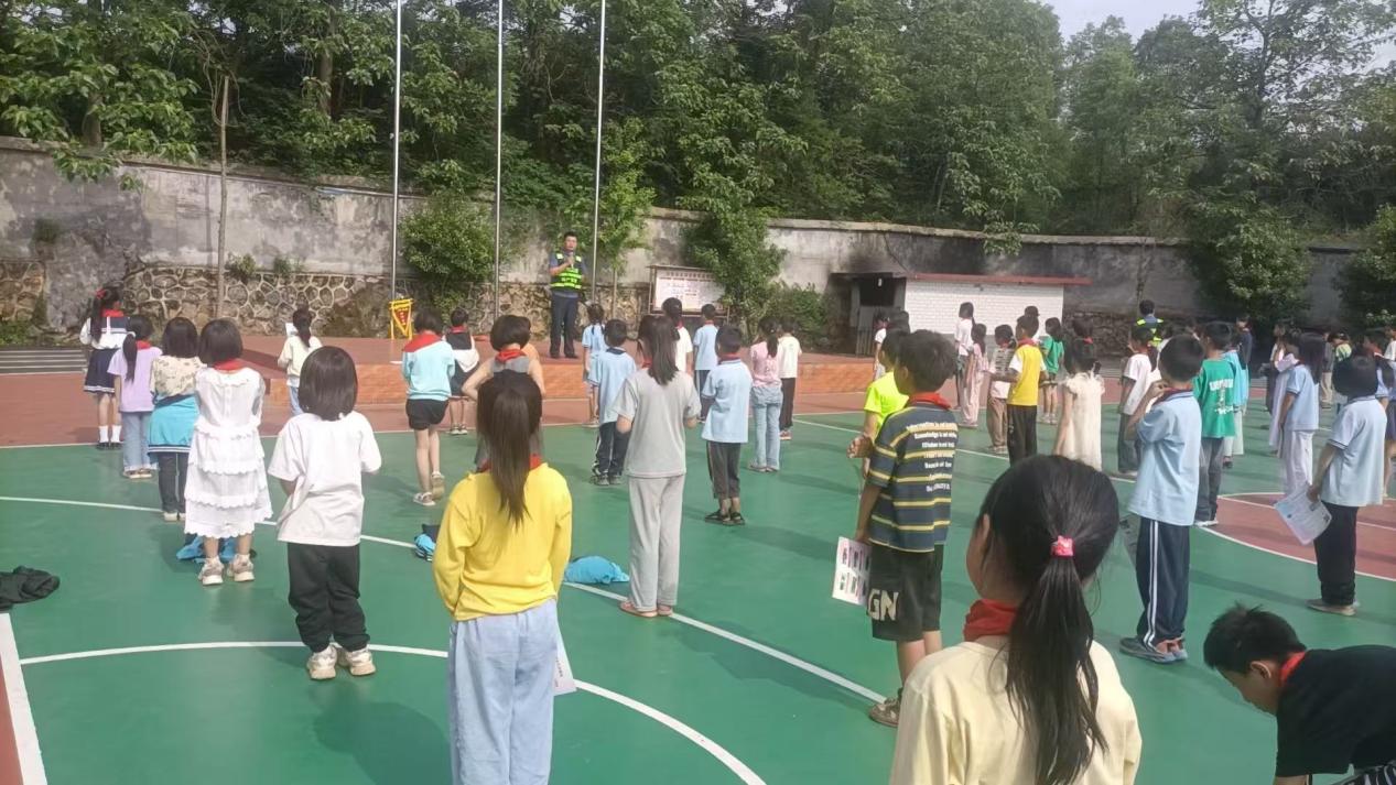 黃塘中心完小高速公路愛路護(hù)路宣傳——安全同行，共筑平安校園