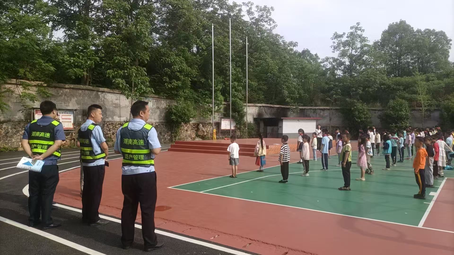 黃塘中心完小高速公路愛路護(hù)路宣傳——安全同行，共筑平安校園