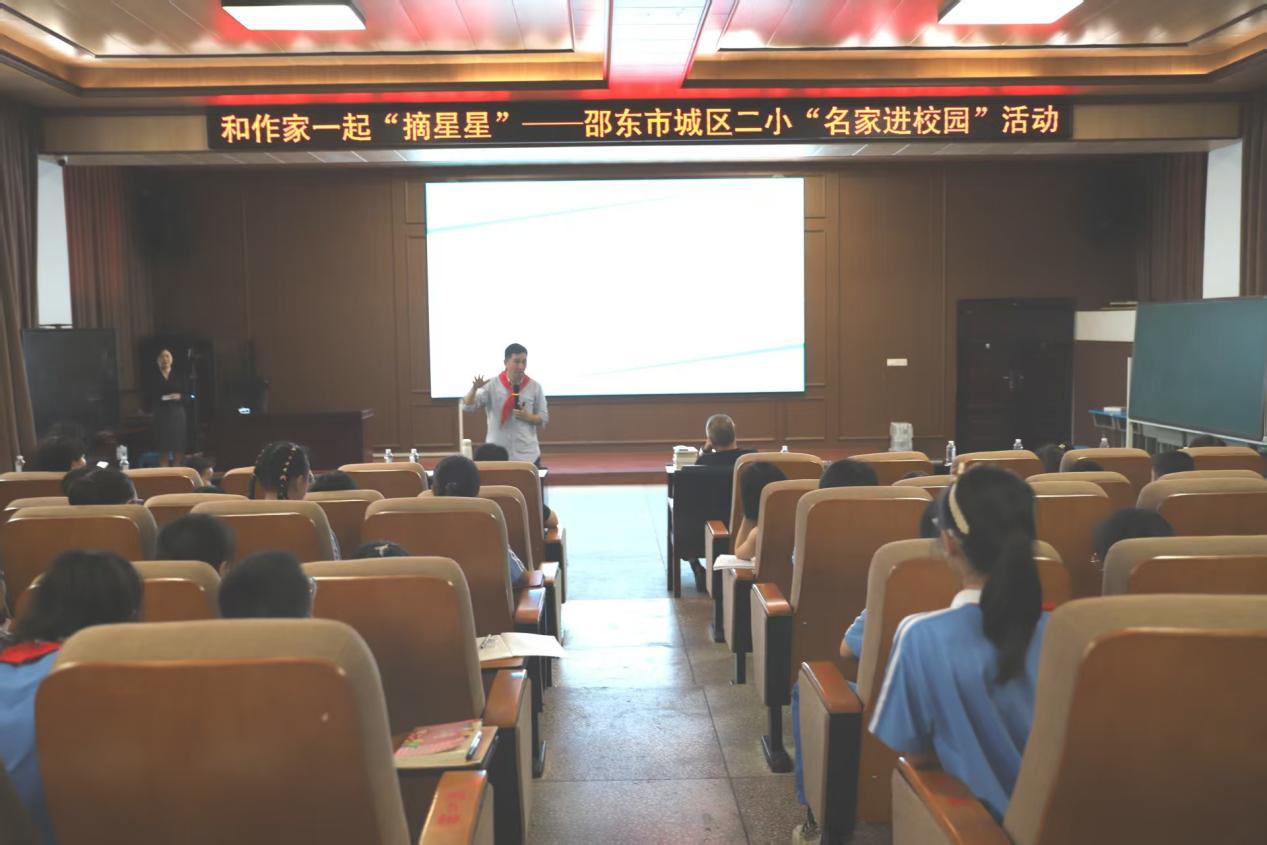 鄧湘子老師走進二小，點燃閱讀寫作熱情：和作家一起摘星星！
