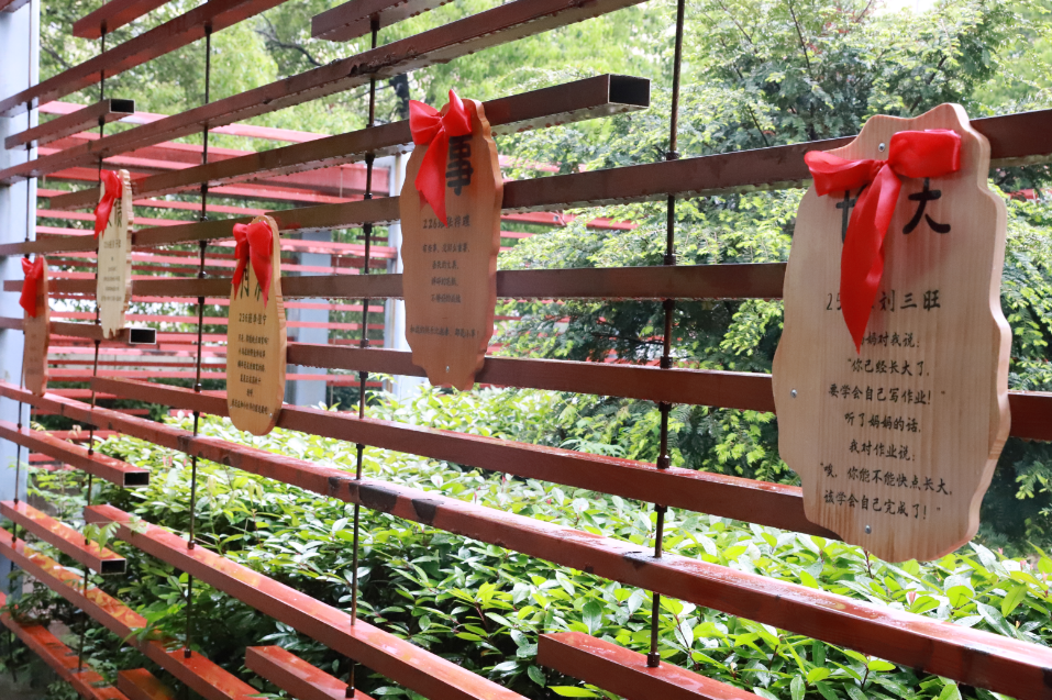 鄧湘子老師走進二小，點燃閱讀寫作熱情：和作家一起摘星星！