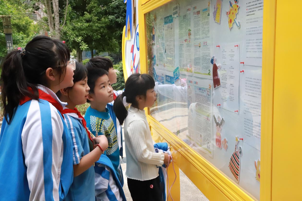 鄧湘子老師走進二小，點燃閱讀寫作熱情：和作家一起摘星星！