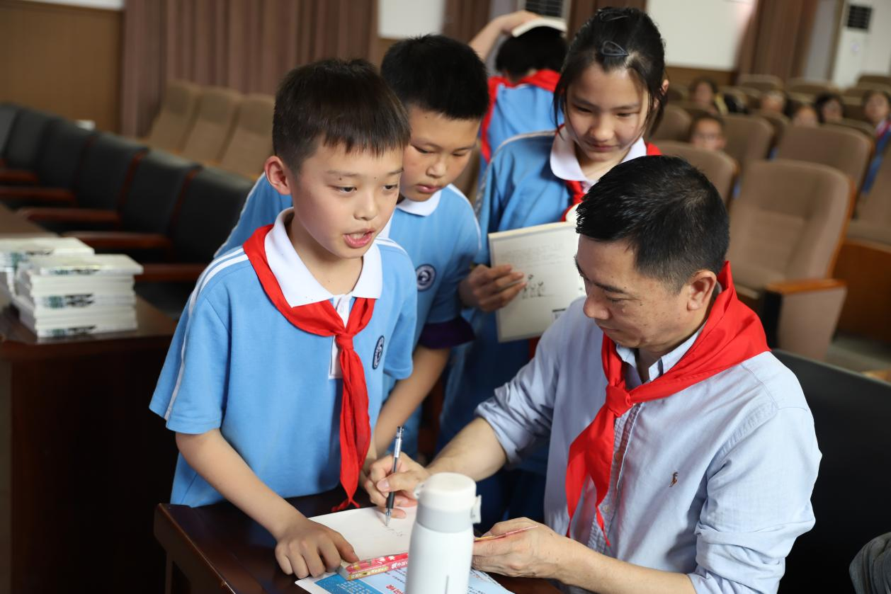 鄧湘子老師走進二小，點燃閱讀寫作熱情：和作家一起摘星星！