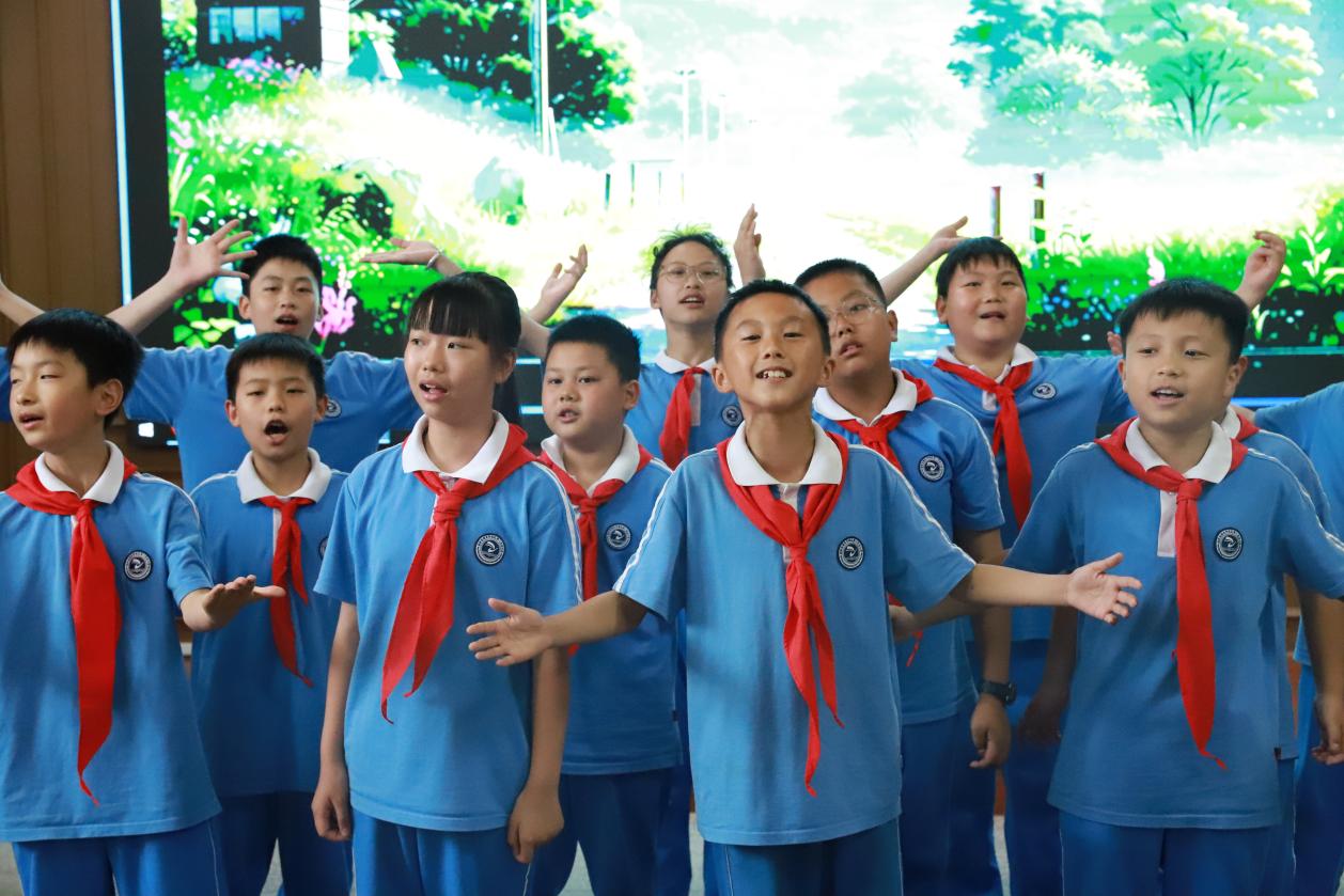 鄧湘子老師走進二小，點燃閱讀寫作熱情：和作家一起摘星星！