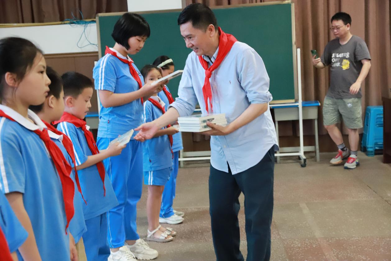 鄧湘子老師走進二小，點燃閱讀寫作熱情：和作家一起摘星星！