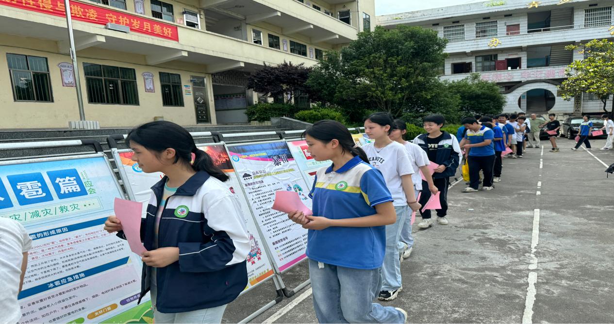 安全教育“零距離”！小溪市鎮(zhèn)政府為小溪市中學師生送上防災與防野生蘑菇中毒“安全課”