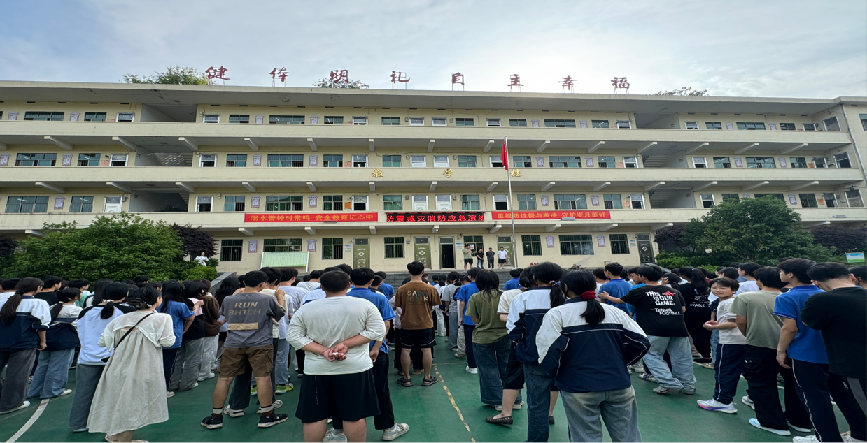 安全教育“零距離”！小溪市鎮(zhèn)政府為小溪市中學師生送上防災與防野生蘑菇中毒“安全課”