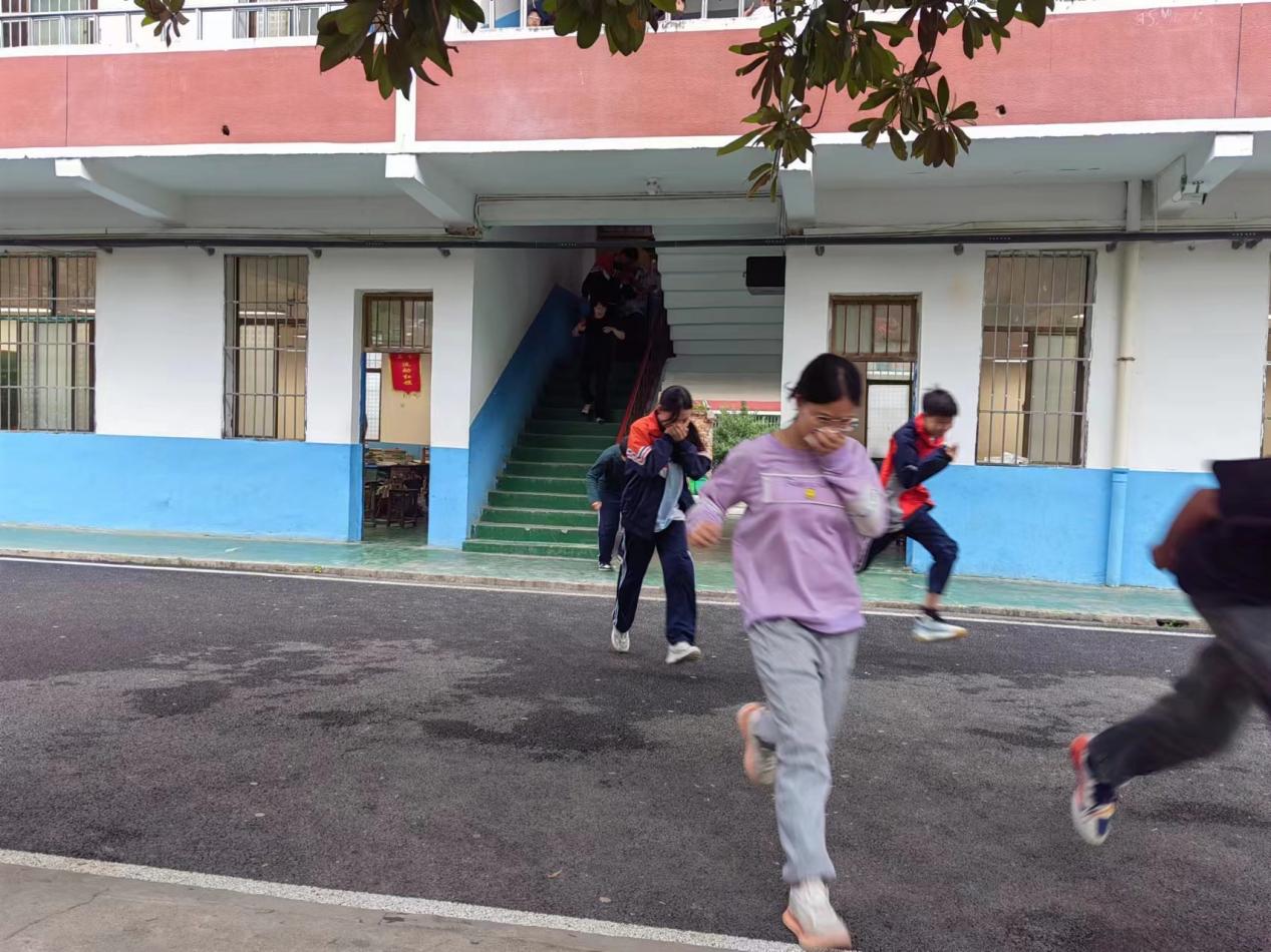 實(shí)戰(zhàn)演練筑屏障 消防安全護(hù)校園