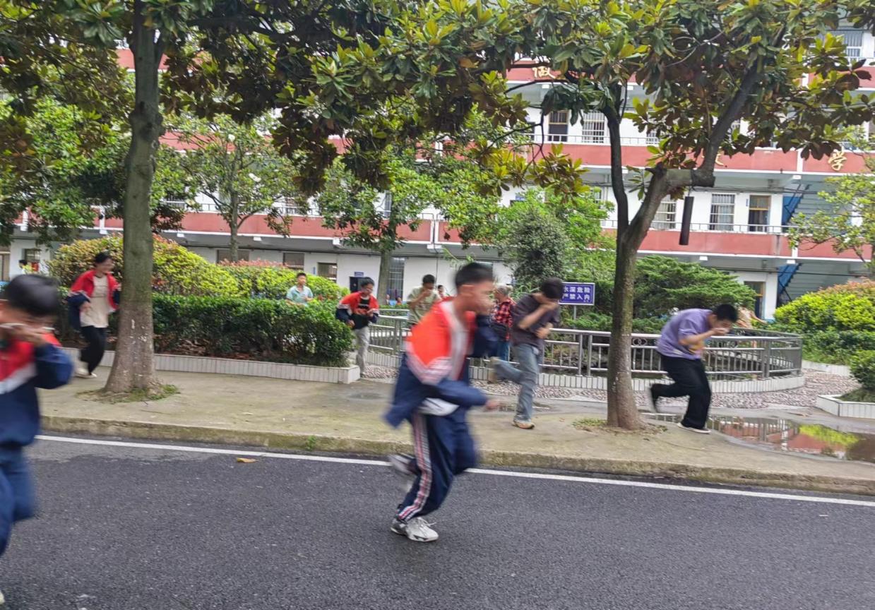 實(shí)戰(zhàn)演練筑屏障 消防安全護(hù)校園