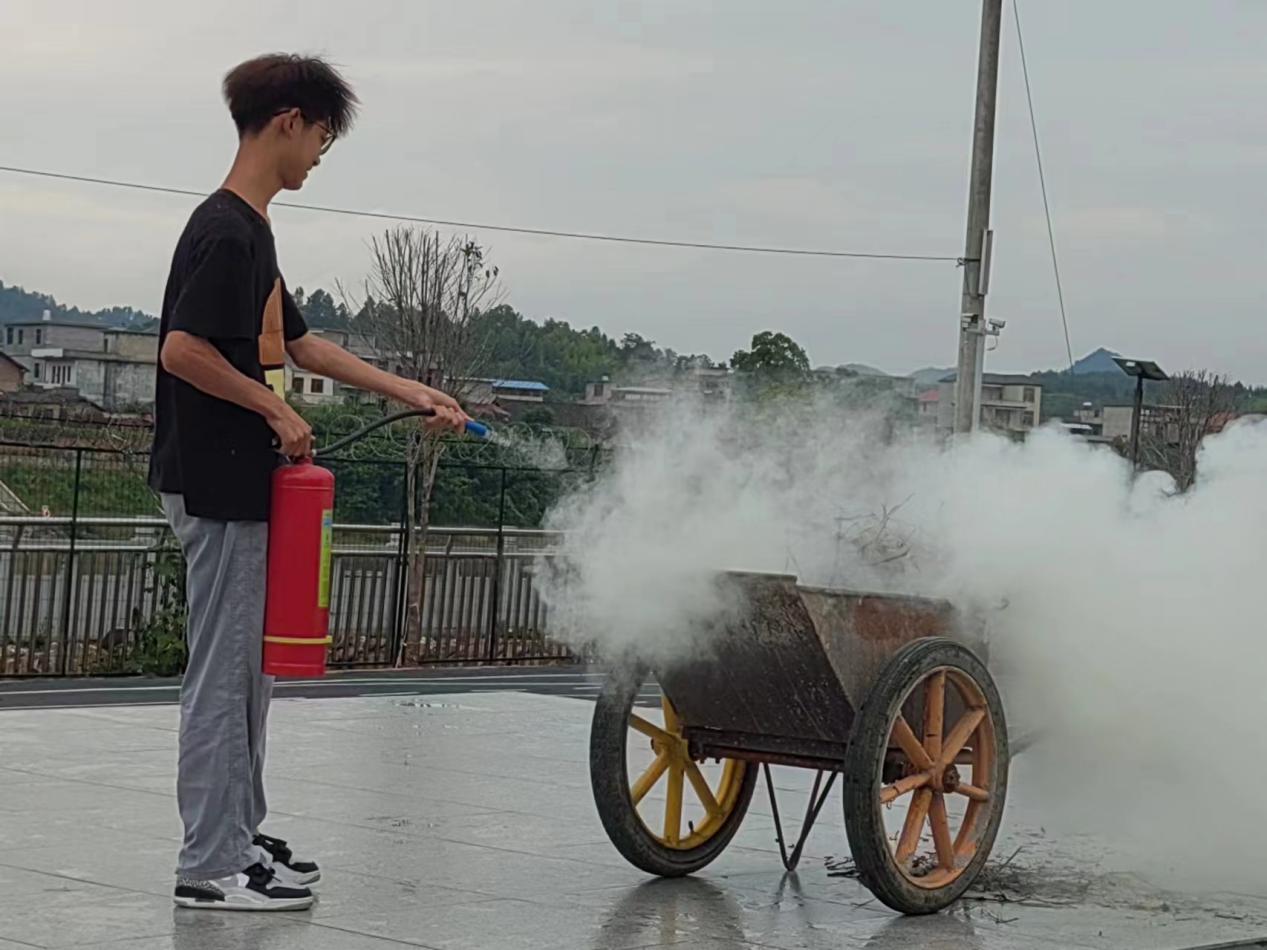 實(shí)戰(zhàn)演練筑屏障 消防安全護(hù)校園