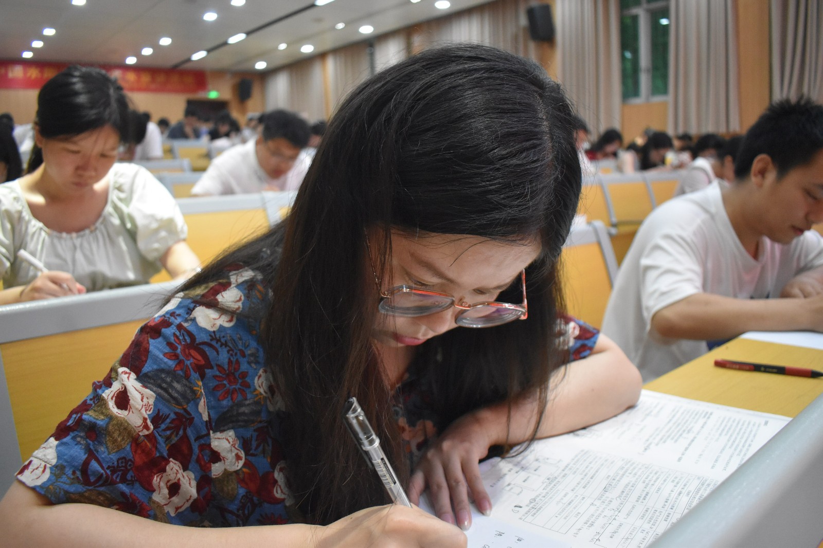 隆回二中舉行2025年青年教師文化考試