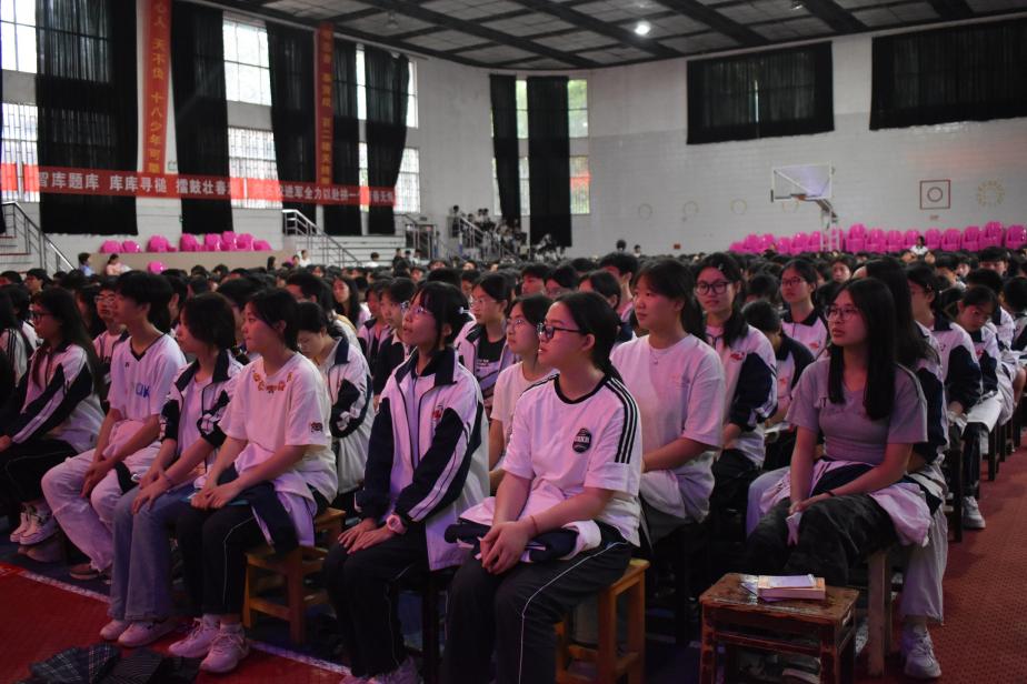 隆回二中開展法治宣講進(jìn)校園活動：筑牢青春防線，護(hù)航平安成長