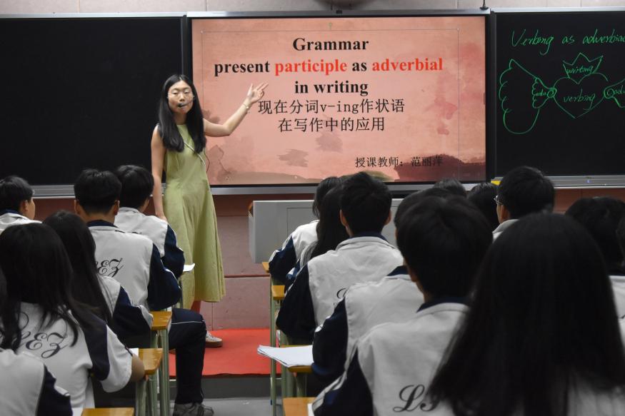 隆回二中舉行新進(jìn)教師匯報(bào)課