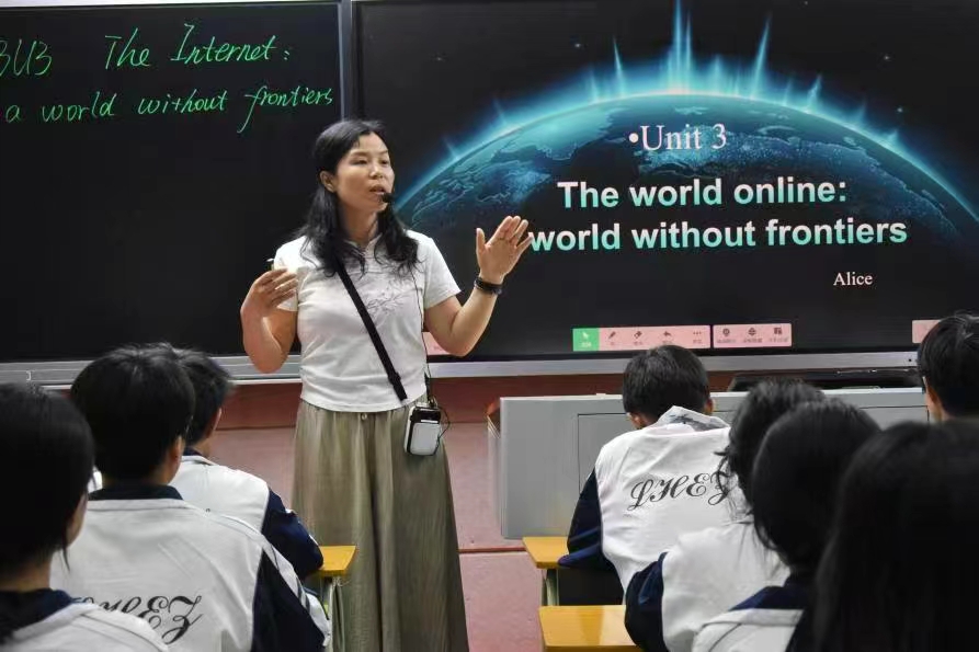 隆回二中舉行新進(jìn)教師匯報(bào)課