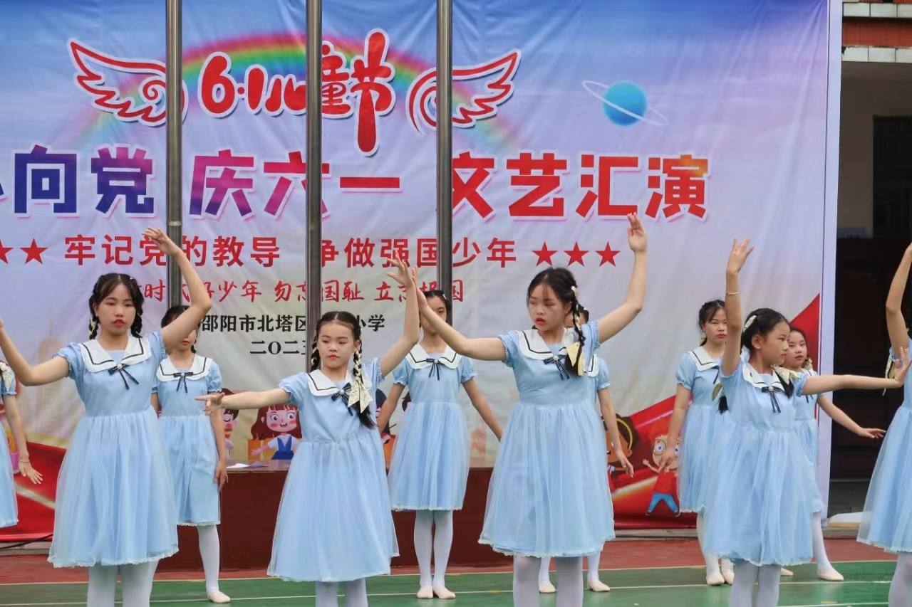 童心綻放承壯志，舞臺聲聲訴衷腸