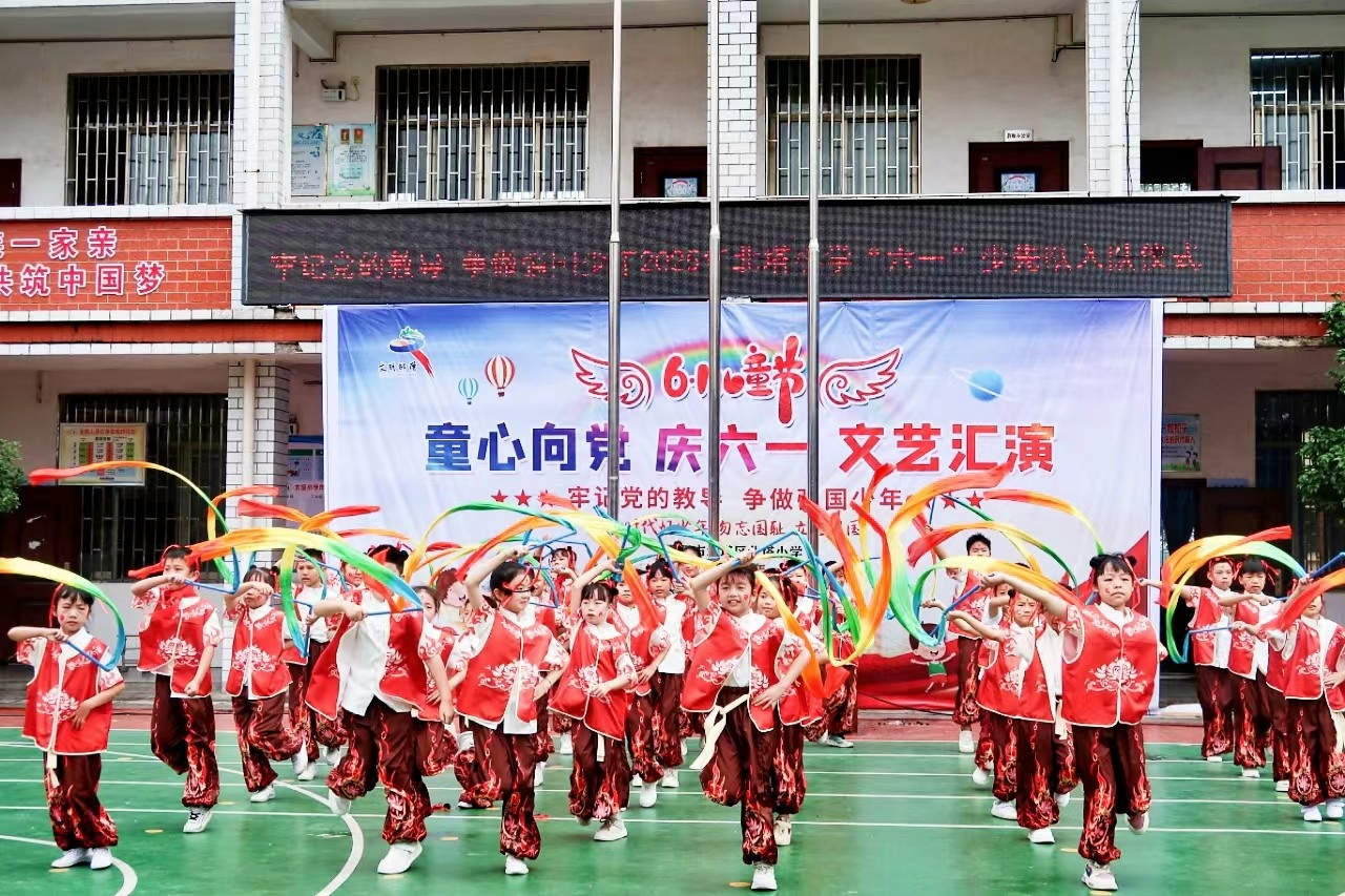 童心綻放承壯志，舞臺聲聲訴衷腸