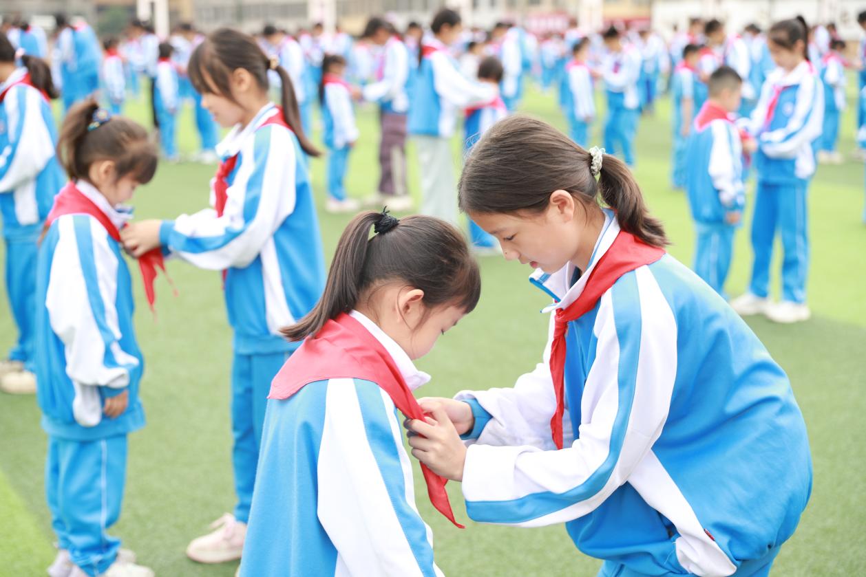 城區(qū)二小舉行少先隊(duì)員入隊(duì)儀式：傳承紅色基因，爭(zhēng)做時(shí)代新人