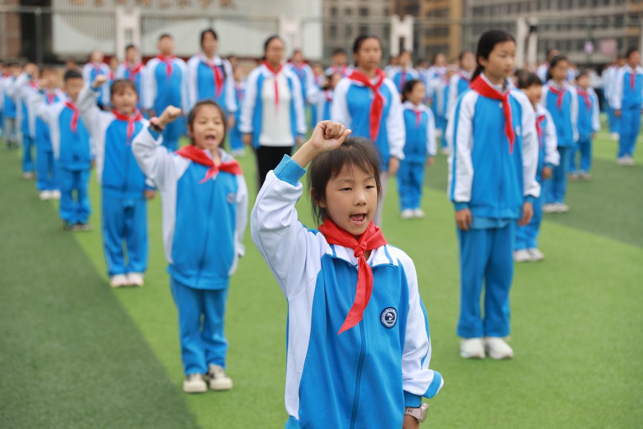 城區(qū)二小舉行少先隊(duì)員入隊(duì)儀式：傳承紅色基因，爭(zhēng)做時(shí)代新人