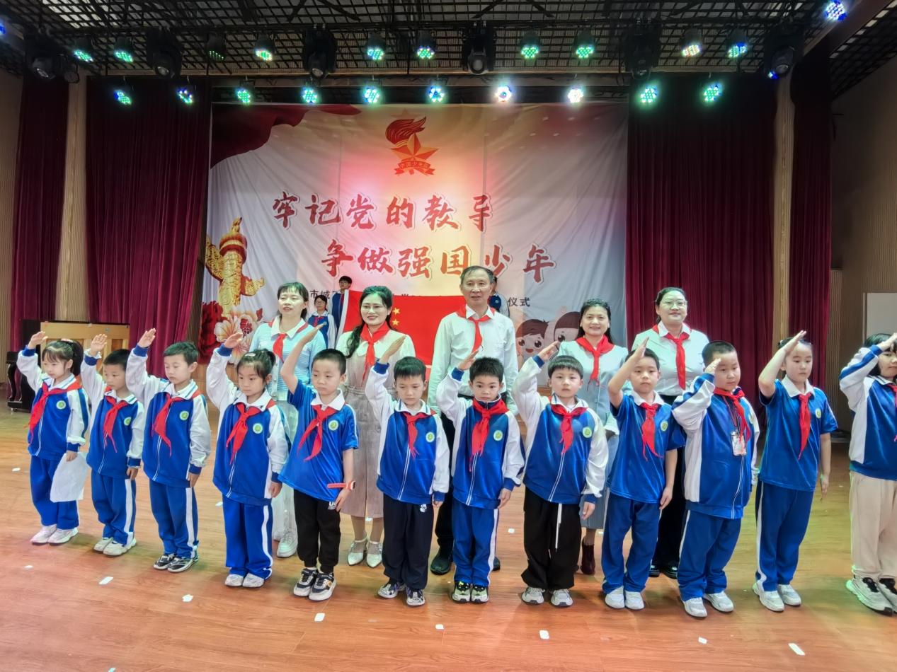 童心向黨慶六一 領(lǐng)巾飄揚筑未來