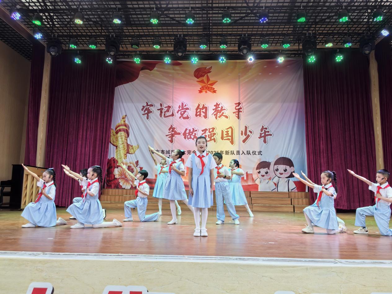 童心向黨慶六一 領(lǐng)巾飄揚筑未來