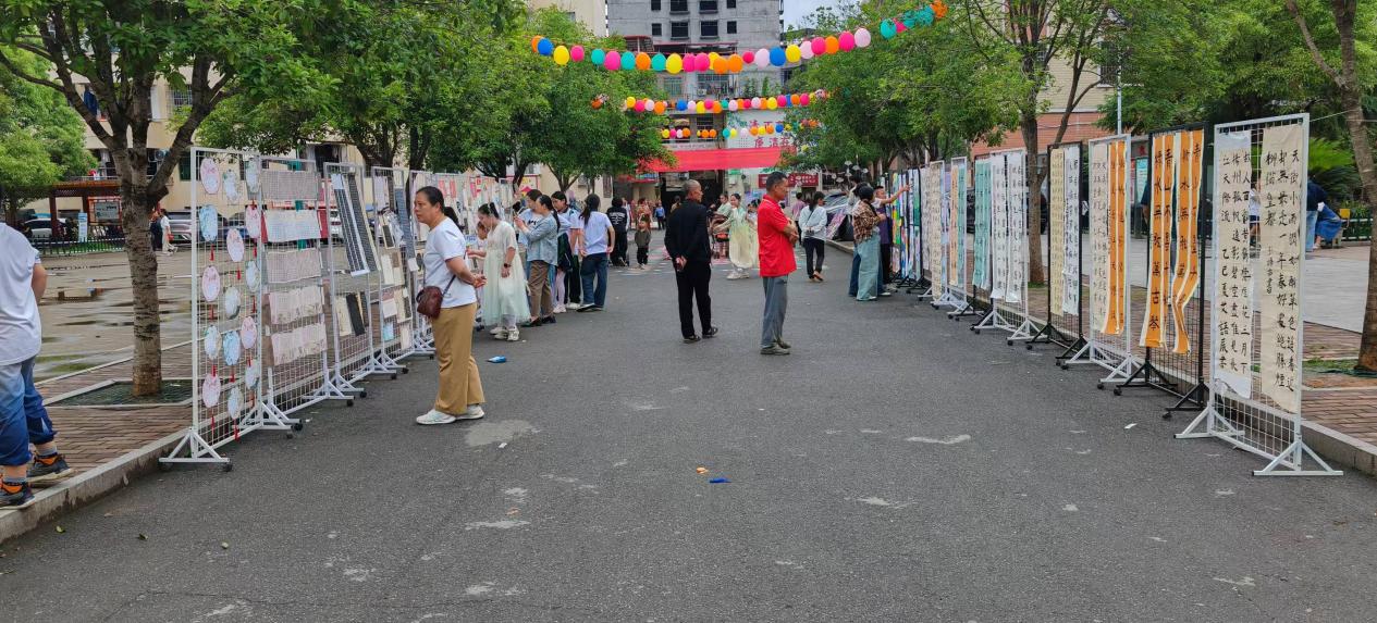 五峰鋪鎮(zhèn)中心完小成功舉辦第五屆校園藝術(shù)節(jié)暨“六一”文藝匯演、課后服務(wù)書(shū)畫(huà)展