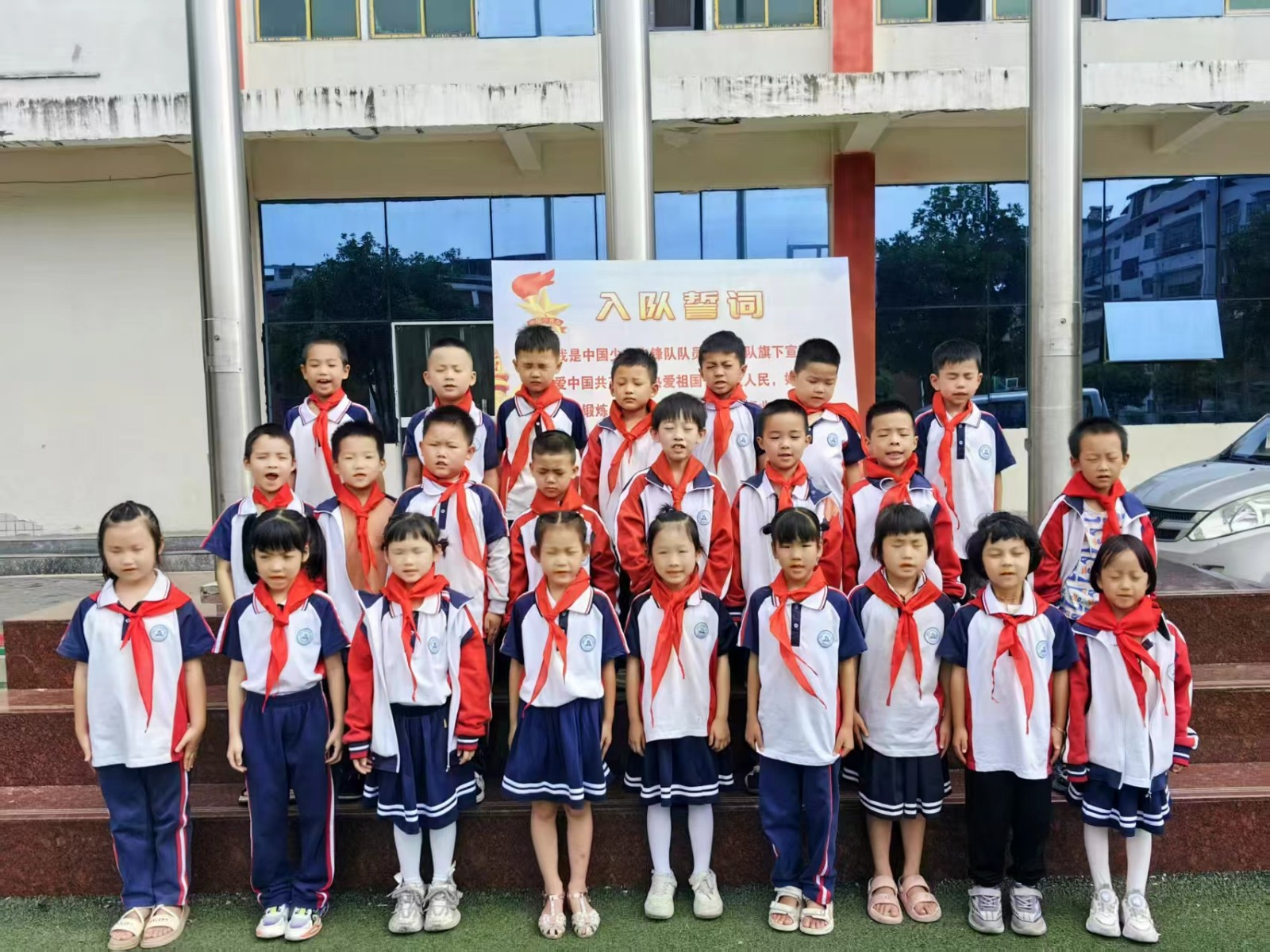 塘渡口第五完全小學(xué)舉行新隊(duì)員入隊(duì)儀式