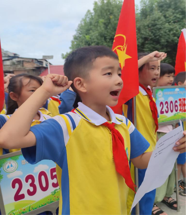 “紅領(lǐng)巾心向黨，爭(zhēng)做新時(shí)代好隊(duì)員”