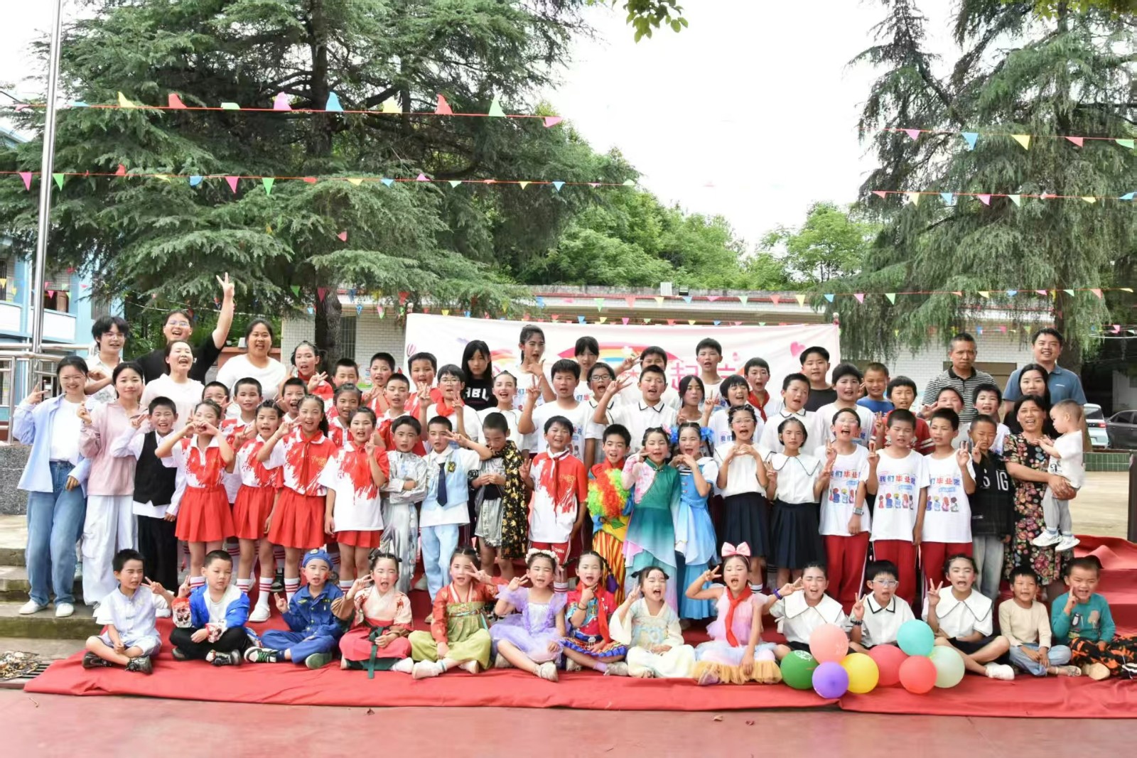 下花橋鎮(zhèn)兩校聯(lián)合匯演慶六一，村干部表彰優(yōu)秀學(xué)子