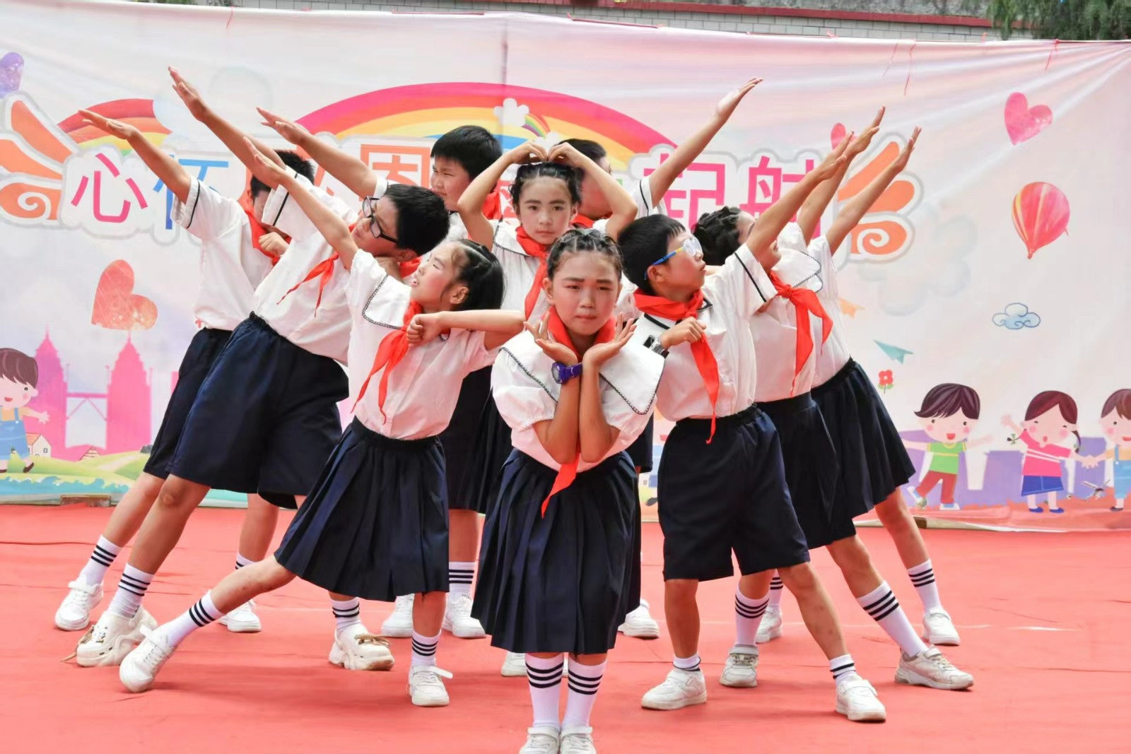 下花橋鎮(zhèn)兩校聯(lián)合匯演慶六一，村干部表彰優(yōu)秀學(xué)子