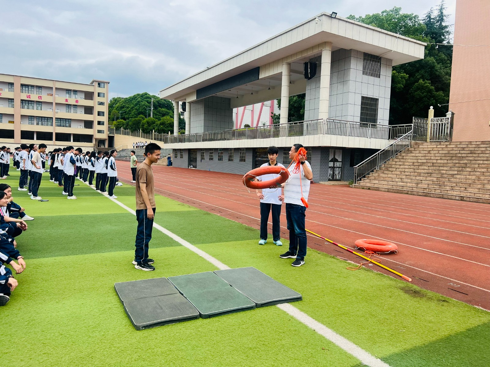 隆回二中舉行防溺水實戰(zhàn)演練，筑牢校園安全生命線
